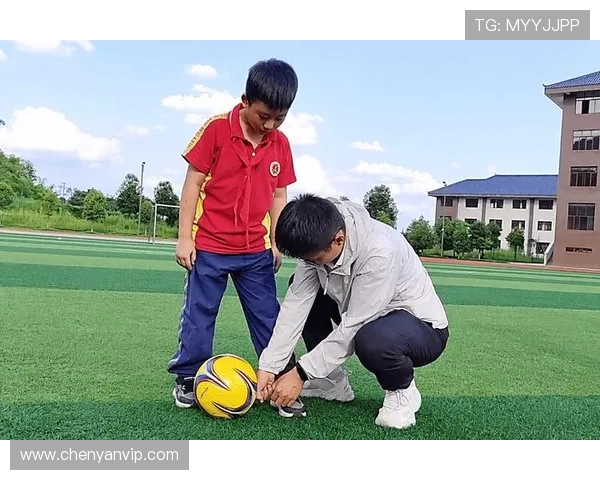 科学足球心理素质训练方法探索提升运动员竞技表现的有效策略 科学足球心理素质训练方法探索提升运动员竞技表现的有效策略