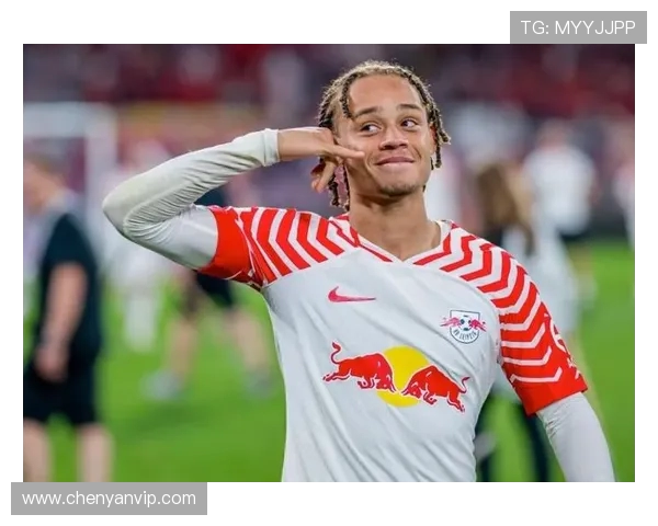 哈维西蒙斯的崛起之路：从青训新星到足坛瞩目焦点的精彩历程