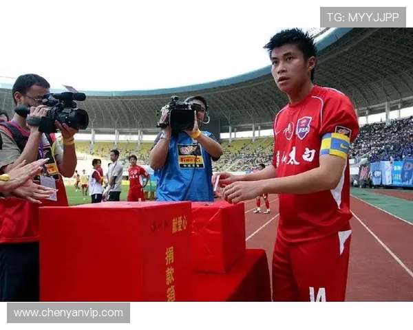 重庆足球队的耐力之谜揭晓:探寻球队背后的坚持与拼搏精神 重庆足球队的耐力之谜揭晓:探寻球队背后的坚持与拼搏精神