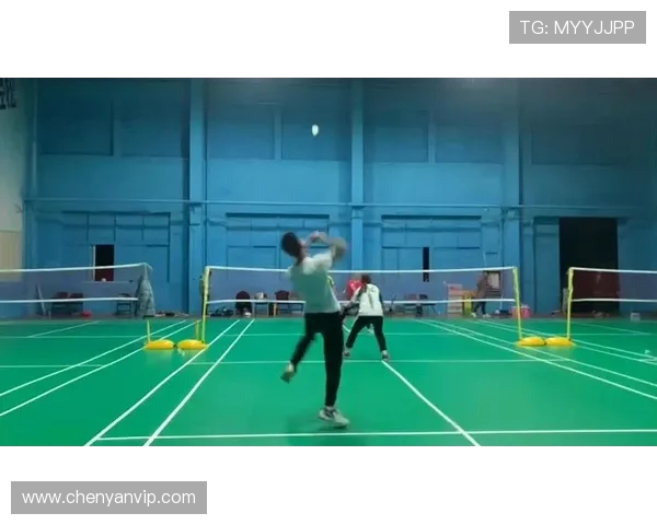 羽毛球装备选购指南：精选舒适时尚球衣推荐与搭配技巧